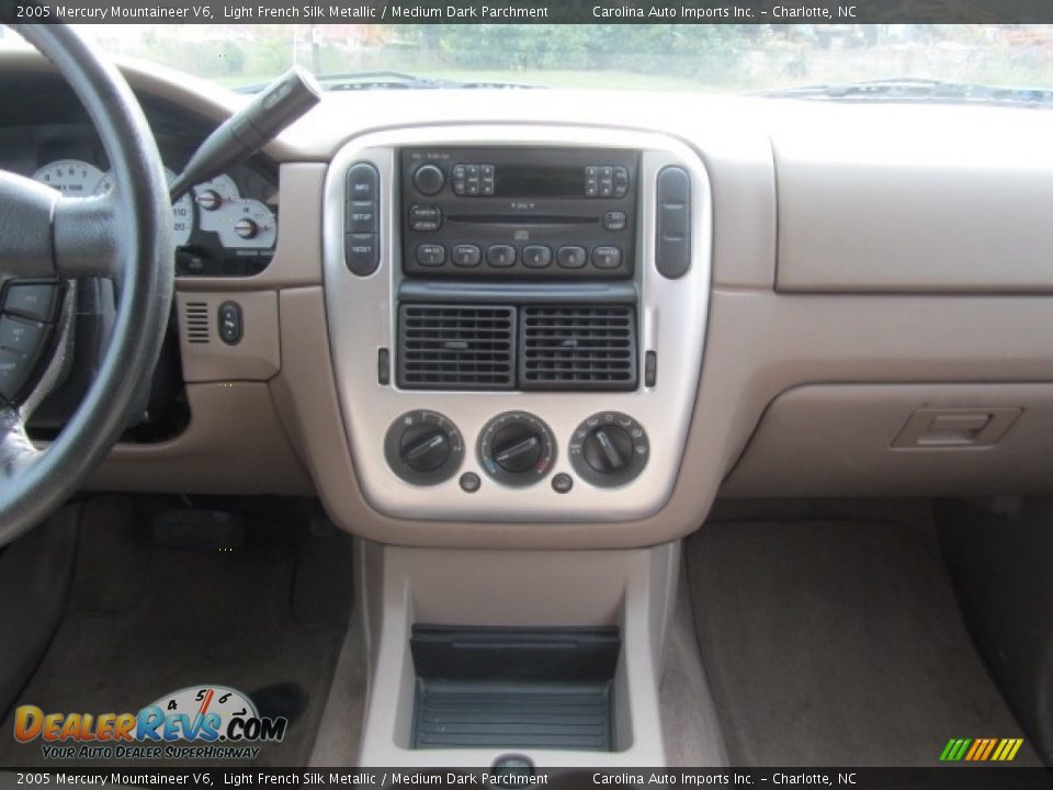 2005 Mercury Mountaineer V6 Light French Silk Metallic / Medium Dark Parchment Photo #15