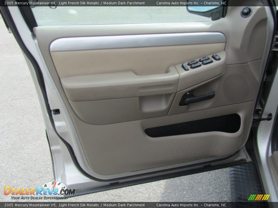 2005 Mercury Mountaineer V6 Light French Silk Metallic / Medium Dark Parchment Photo #17