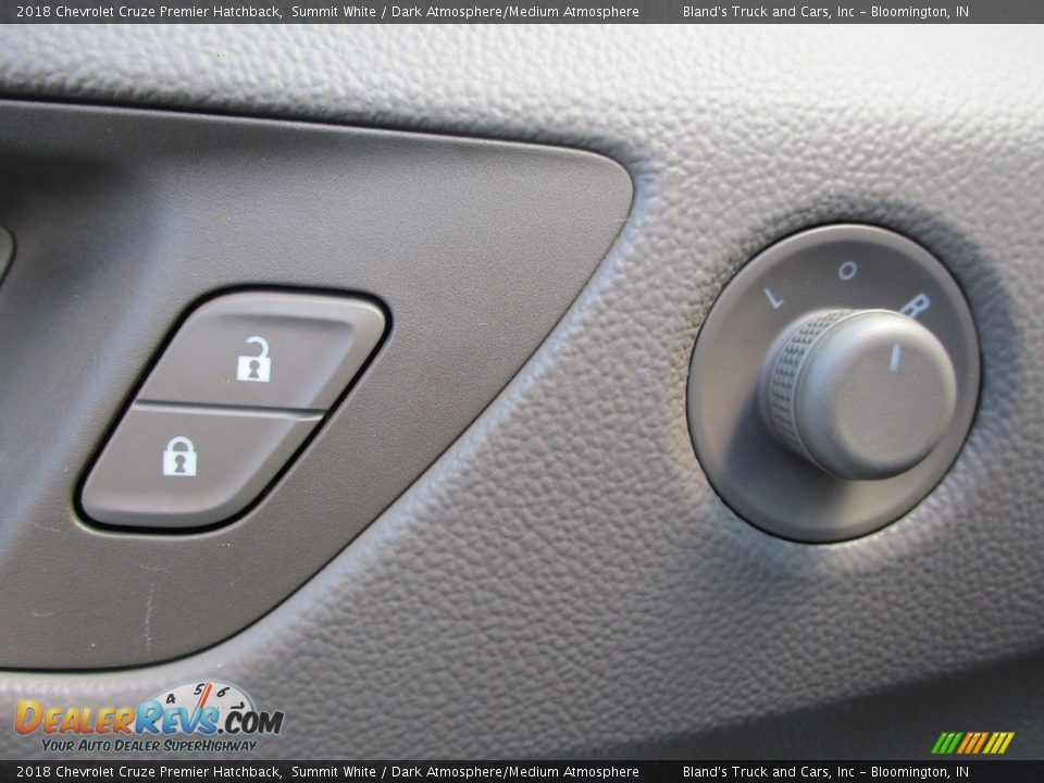 Controls of 2018 Chevrolet Cruze Premier Hatchback Photo #11