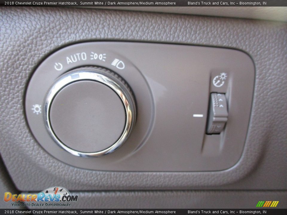 Controls of 2018 Chevrolet Cruze Premier Hatchback Photo #12