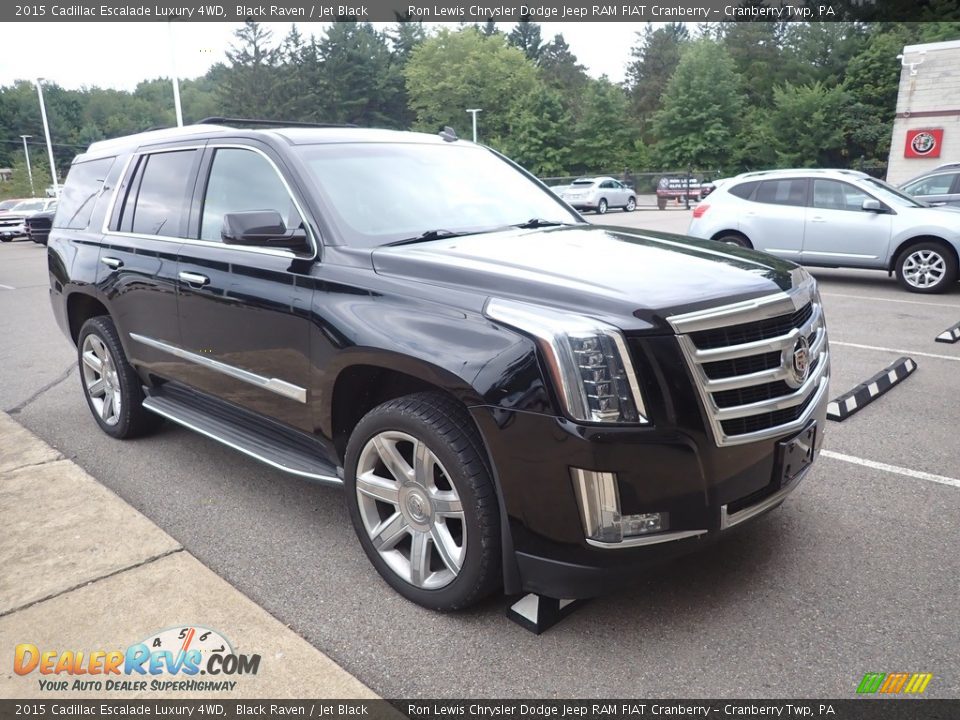 Front 3/4 View of 2015 Cadillac Escalade Luxury 4WD Photo #2