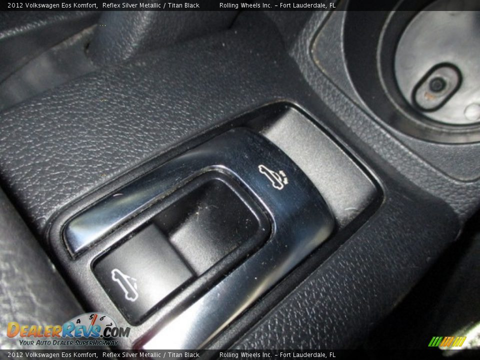 2012 Volkswagen Eos Komfort Reflex Silver Metallic / Titan Black Photo #31