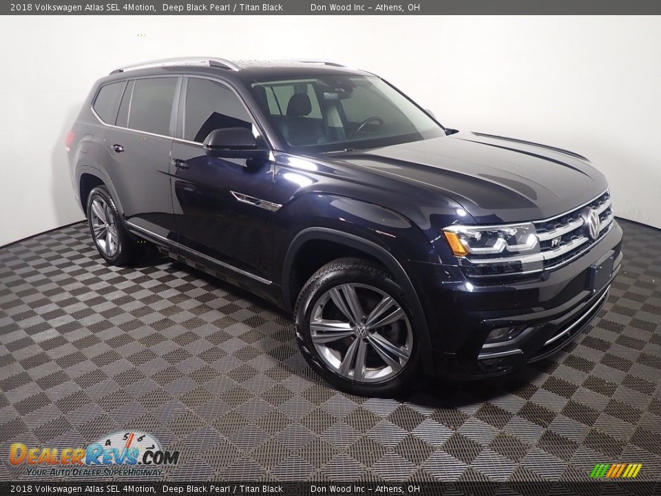 Front 3/4 View of 2018 Volkswagen Atlas SEL 4Motion Photo #4