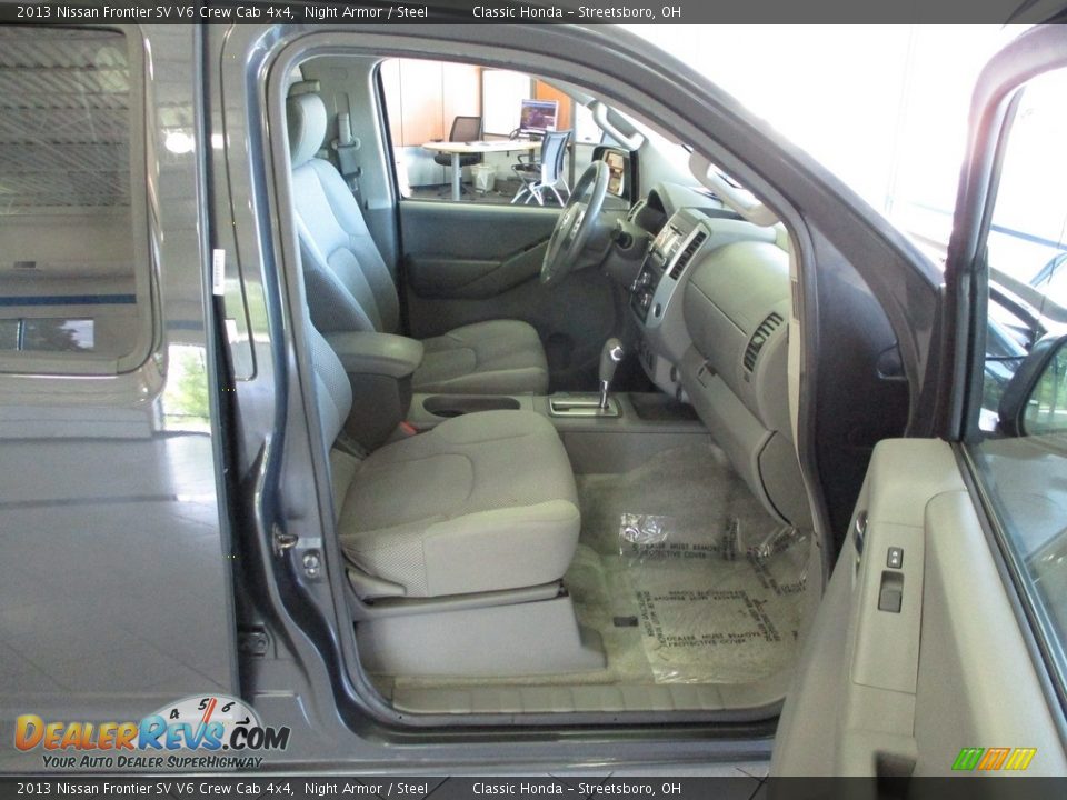 Front Seat of 2013 Nissan Frontier SV V6 Crew Cab 4x4 Photo #18