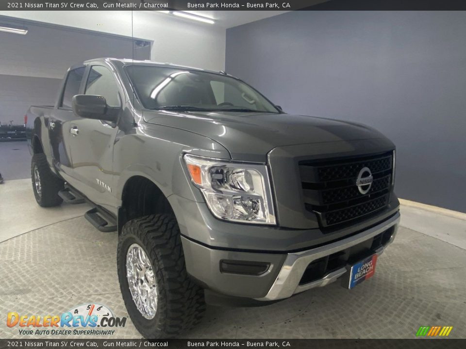 Front 3/4 View of 2021 Nissan Titan SV Crew Cab Photo #36