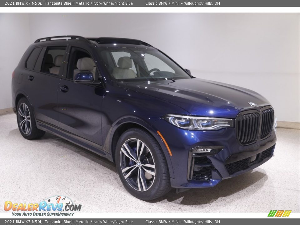 Front 3/4 View of 2021 BMW X7 M50i Photo #1