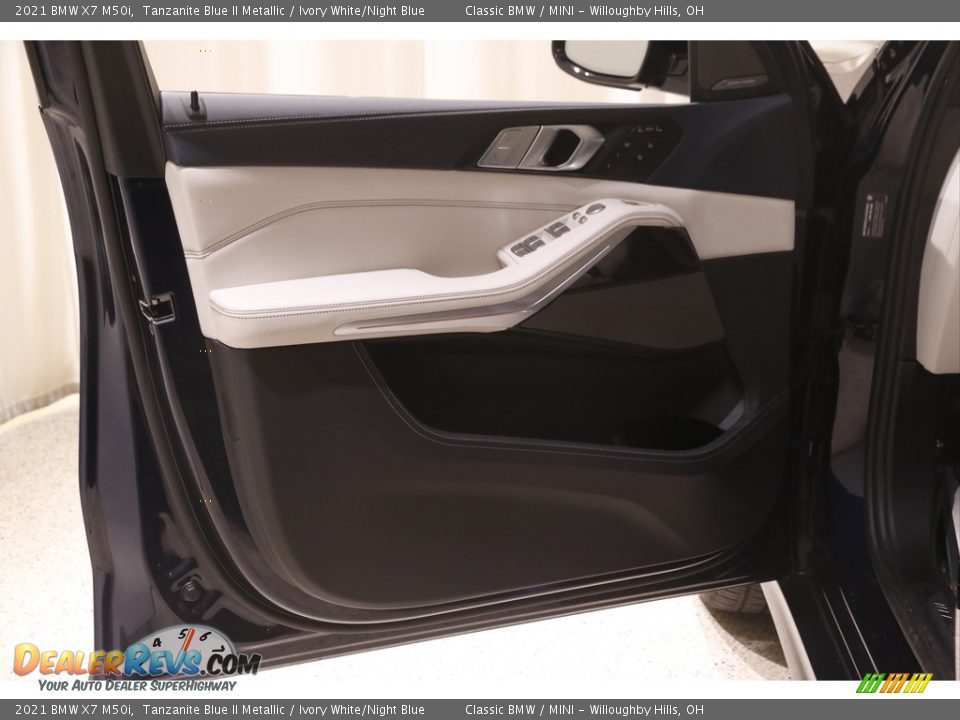 Door Panel of 2021 BMW X7 M50i Photo #4