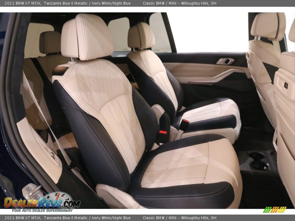 Rear Seat of 2021 BMW X7 M50i Photo #25