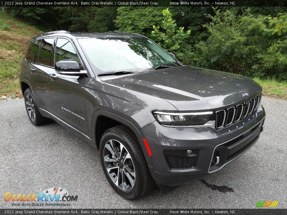 Front 3/4 View of 2022 Jeep Grand Cherokee Overland 4x4 Photo #4