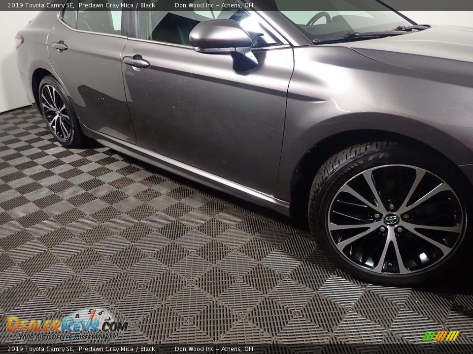 2019 Toyota Camry SE Predawn Gray Mica / Black Photo #4