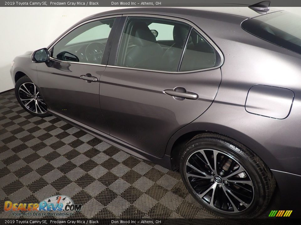 2019 Toyota Camry SE Predawn Gray Mica / Black Photo #18