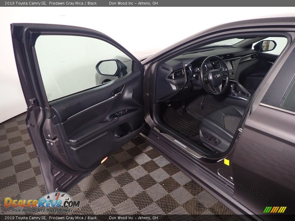 2019 Toyota Camry SE Predawn Gray Mica / Black Photo #20