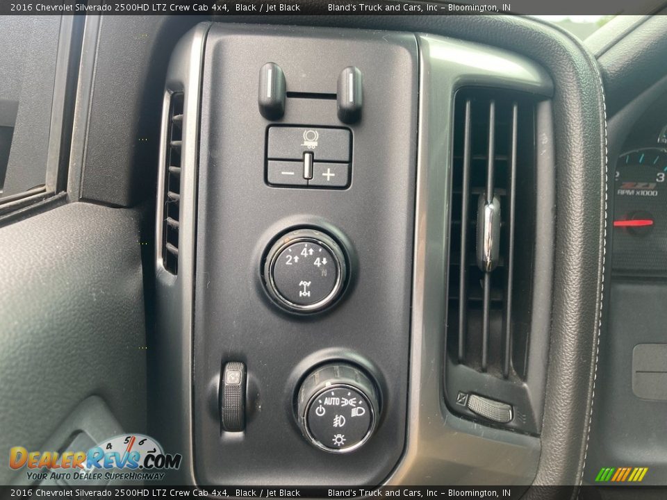 Controls of 2016 Chevrolet Silverado 2500HD LTZ Crew Cab 4x4 Photo #20