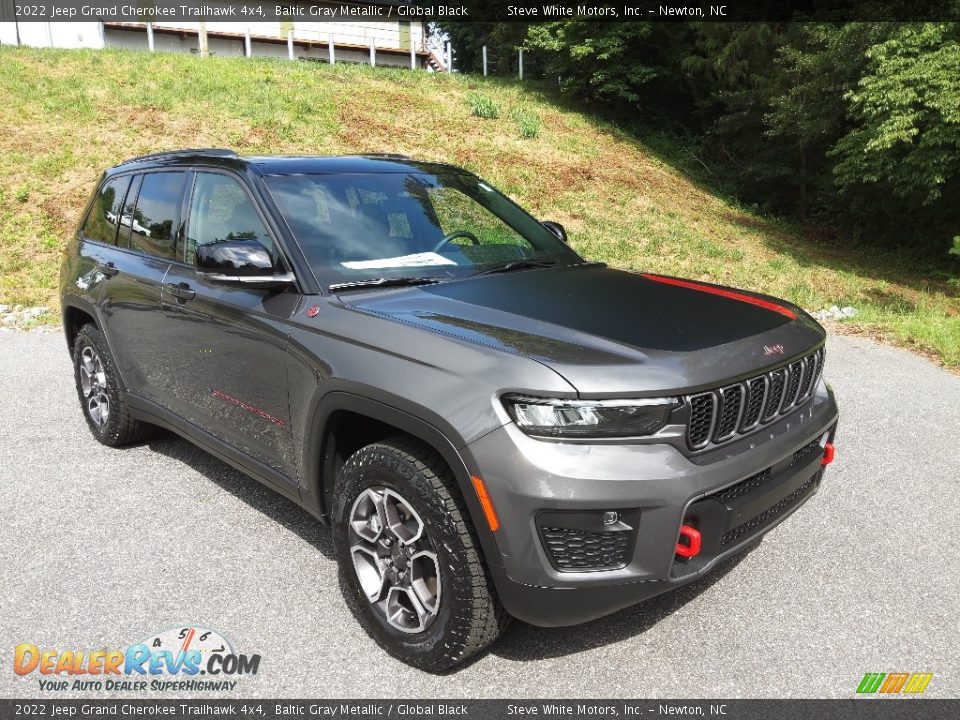 Front 3/4 View of 2022 Jeep Grand Cherokee Trailhawk 4x4 Photo #4
