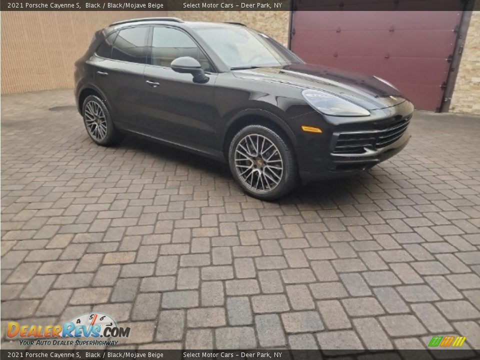 Front 3/4 View of 2021 Porsche Cayenne S Photo #3