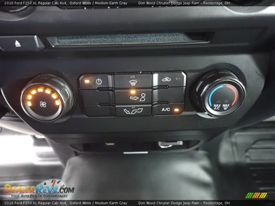 2016 Ford F150 XL Regular Cab 4x4 Oxford White / Medium Earth Gray Photo #17