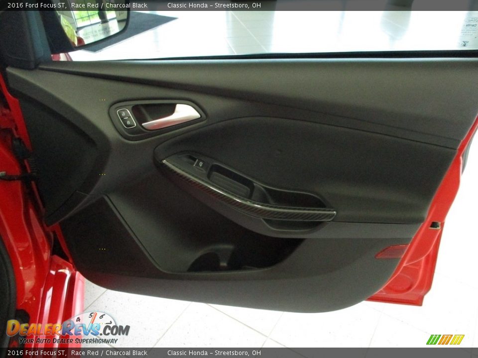2016 Ford Focus ST Race Red / Charcoal Black Photo #17