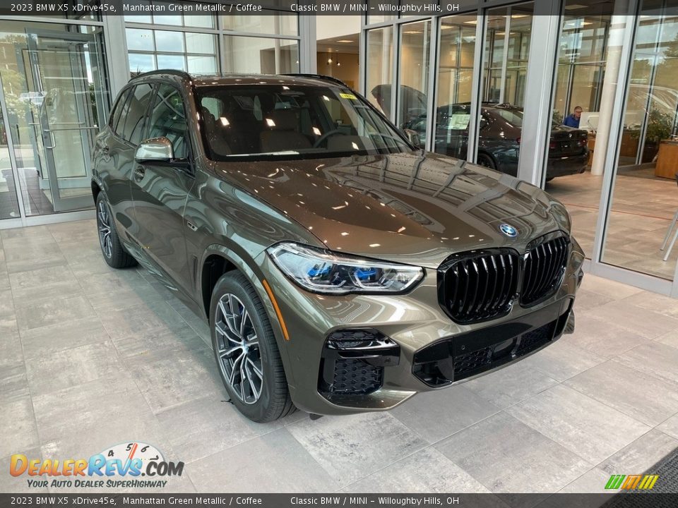 Front 3/4 View of 2023 BMW X5 xDrive45e Photo #1