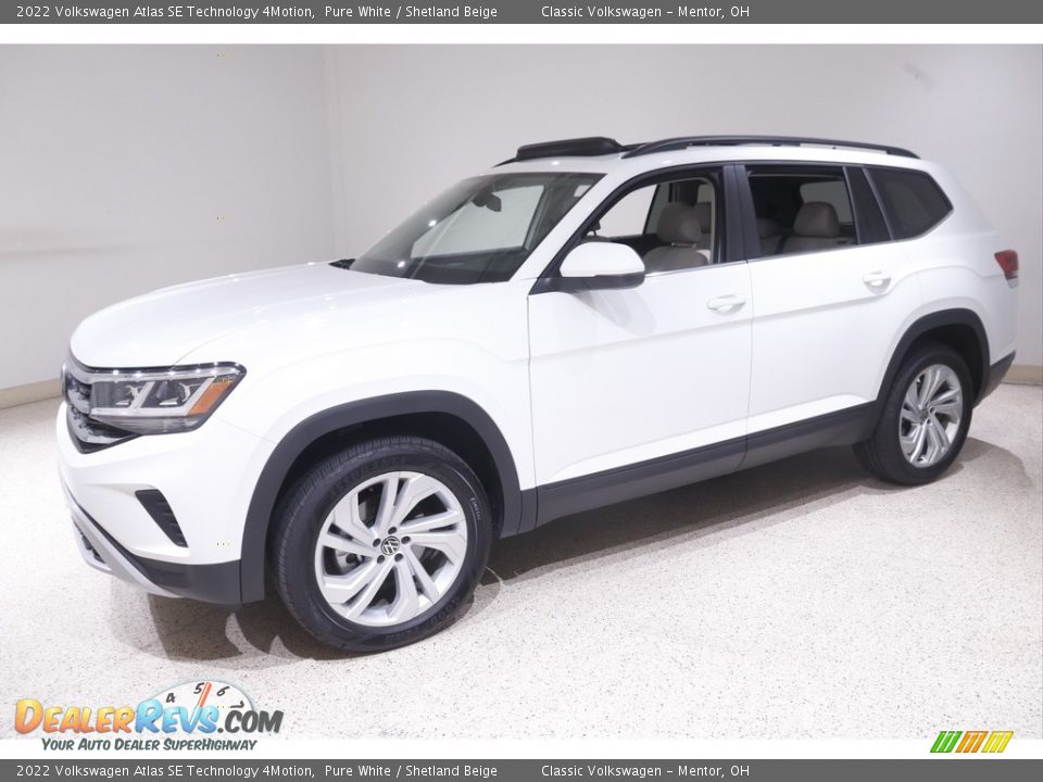 Front 3/4 View of 2022 Volkswagen Atlas SE Technology 4Motion Photo #3