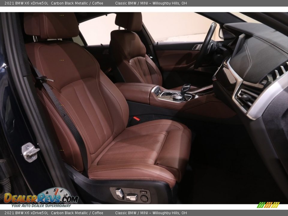 Front Seat of 2021 BMW X6 xDrive50i Photo #20