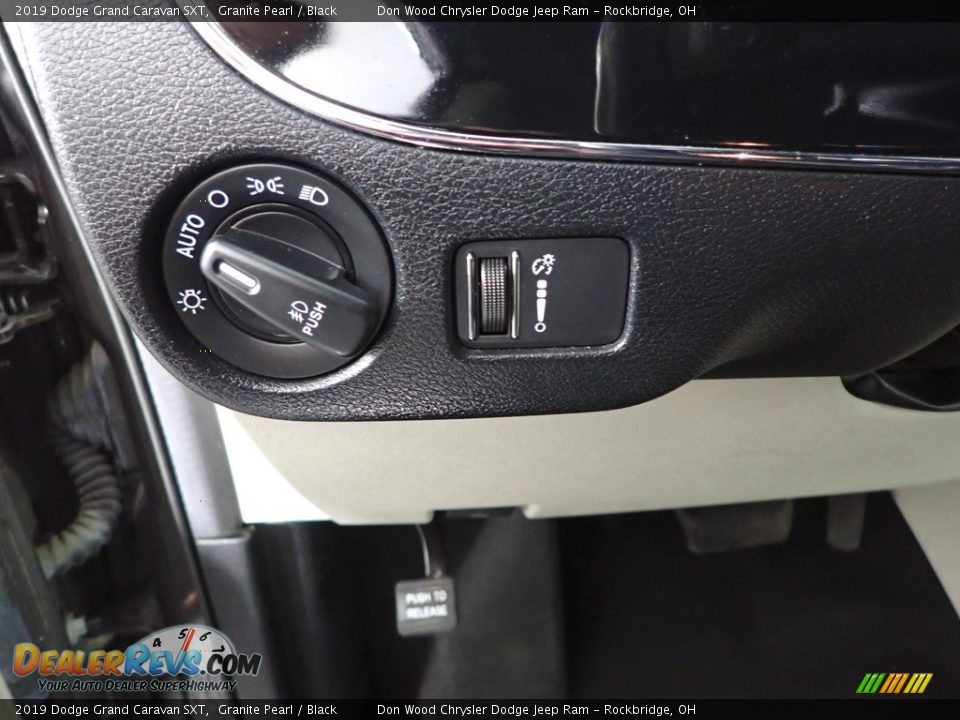 2019 Dodge Grand Caravan SXT Granite Pearl / Black Photo #15