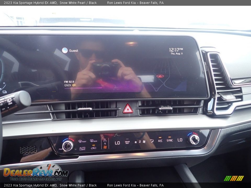 Controls of 2023 Kia Sportage Hybrid EX AWD Photo #17