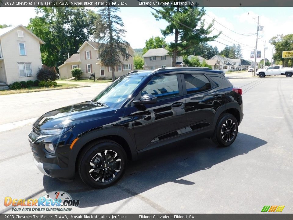 Front 3/4 View of 2023 Chevrolet TrailBlazer LT AWD Photo #7