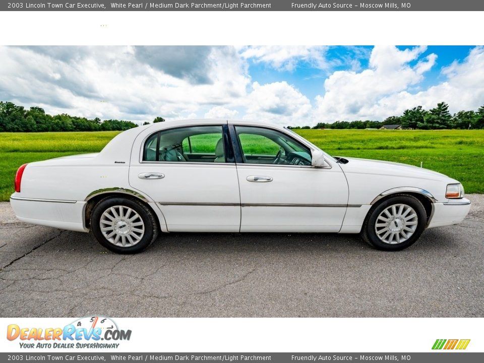 2003 Lincoln Town Car Executive White Pearl / Medium Dark Parchment/Light Parchment Photo #3