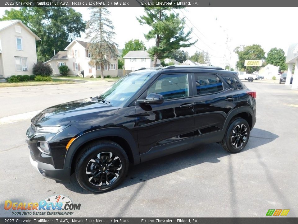 Front 3/4 View of 2023 Chevrolet TrailBlazer LT AWD Photo #8