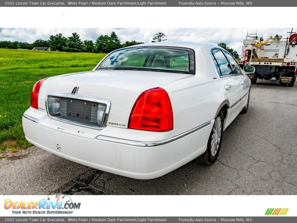 2003 Lincoln Town Car Executive White Pearl / Medium Dark Parchment/Light Parchment Photo #4