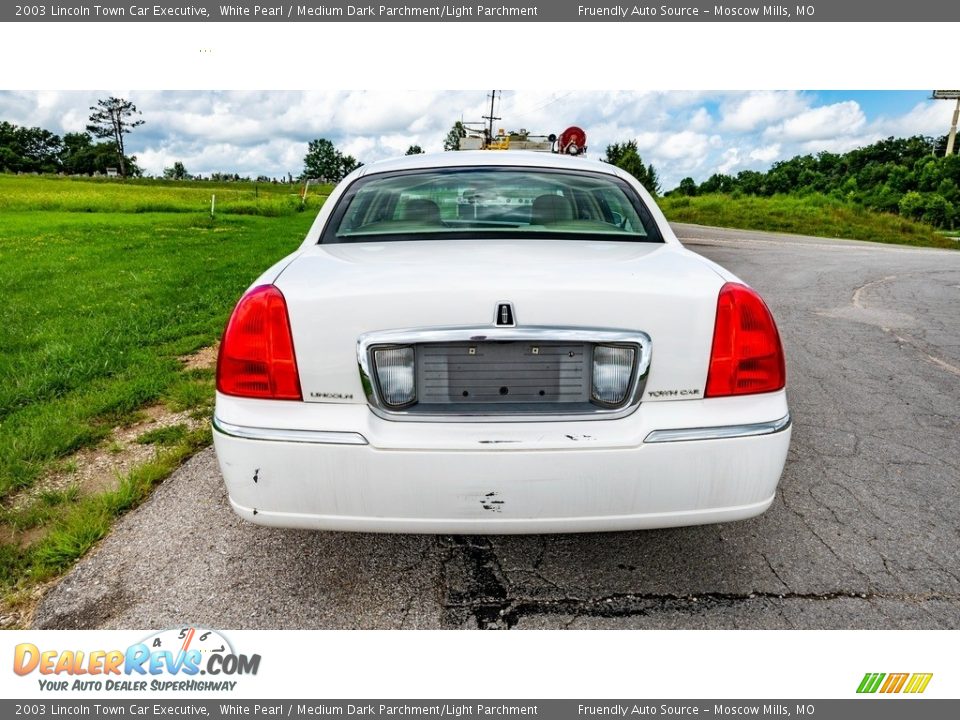 2003 Lincoln Town Car Executive White Pearl / Medium Dark Parchment/Light Parchment Photo #5