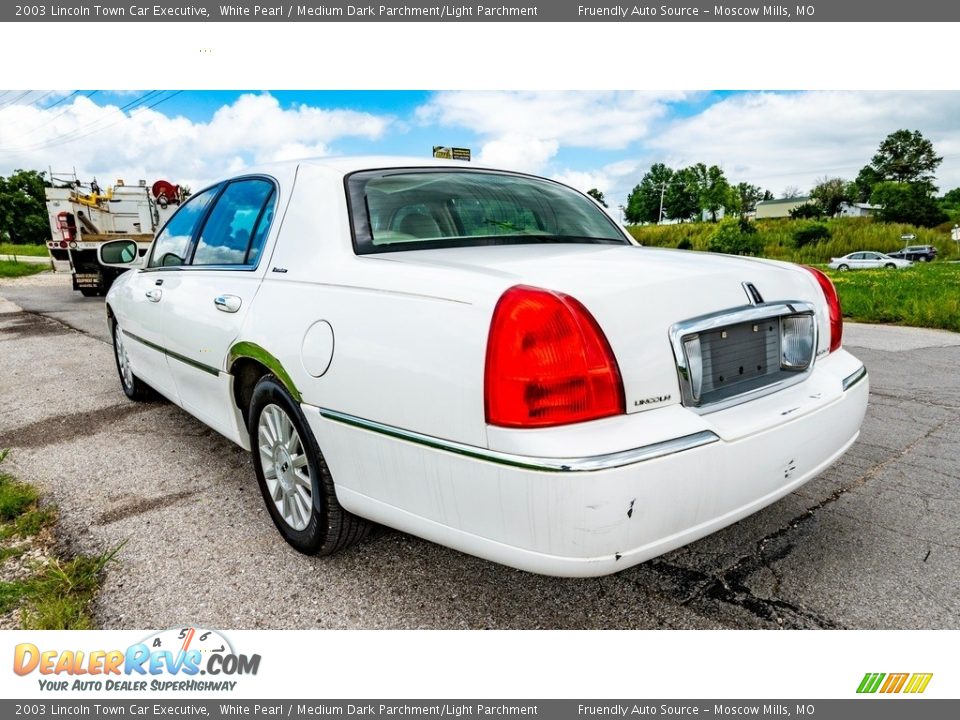 2003 Lincoln Town Car Executive White Pearl / Medium Dark Parchment/Light Parchment Photo #6