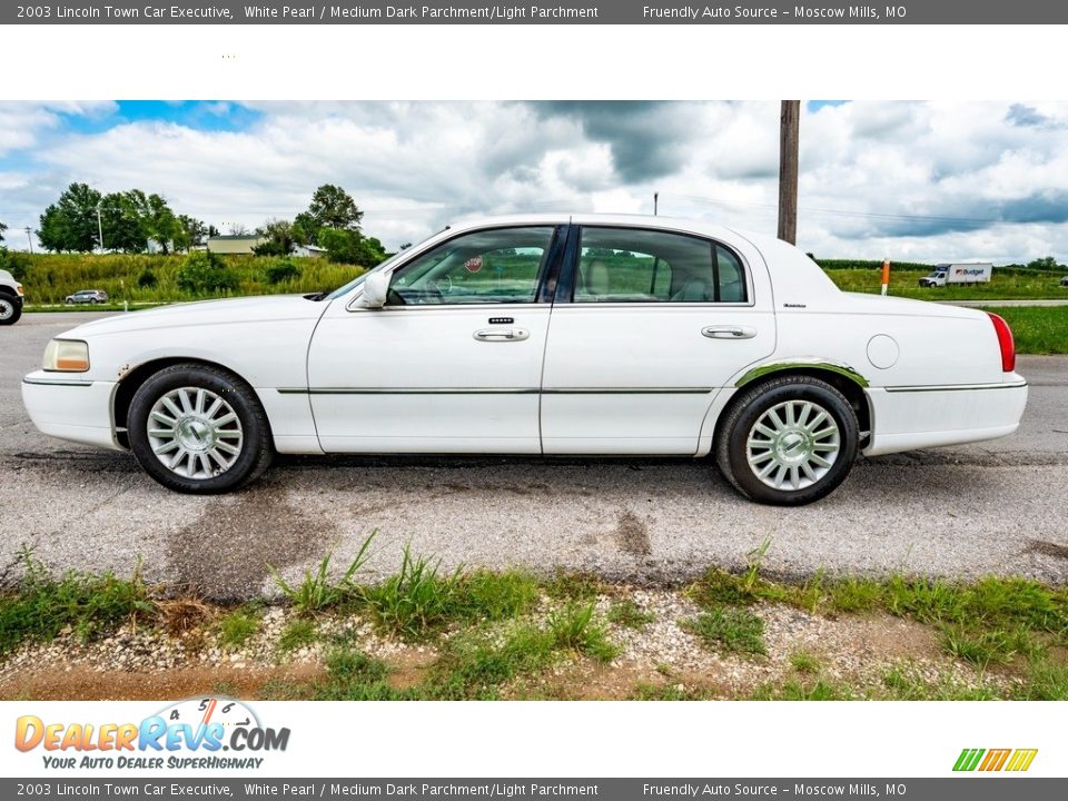 2003 Lincoln Town Car Executive White Pearl / Medium Dark Parchment/Light Parchment Photo #7