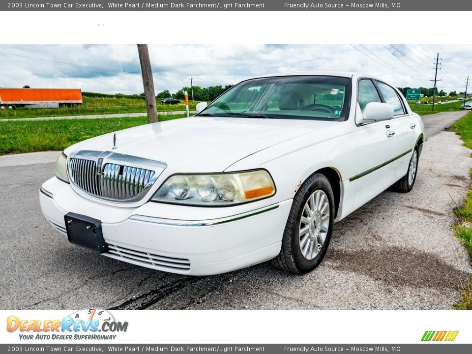 2003 Lincoln Town Car Executive White Pearl / Medium Dark Parchment/Light Parchment Photo #8