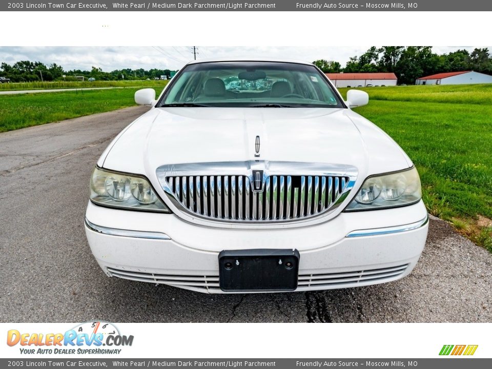 2003 Lincoln Town Car Executive White Pearl / Medium Dark Parchment/Light Parchment Photo #9