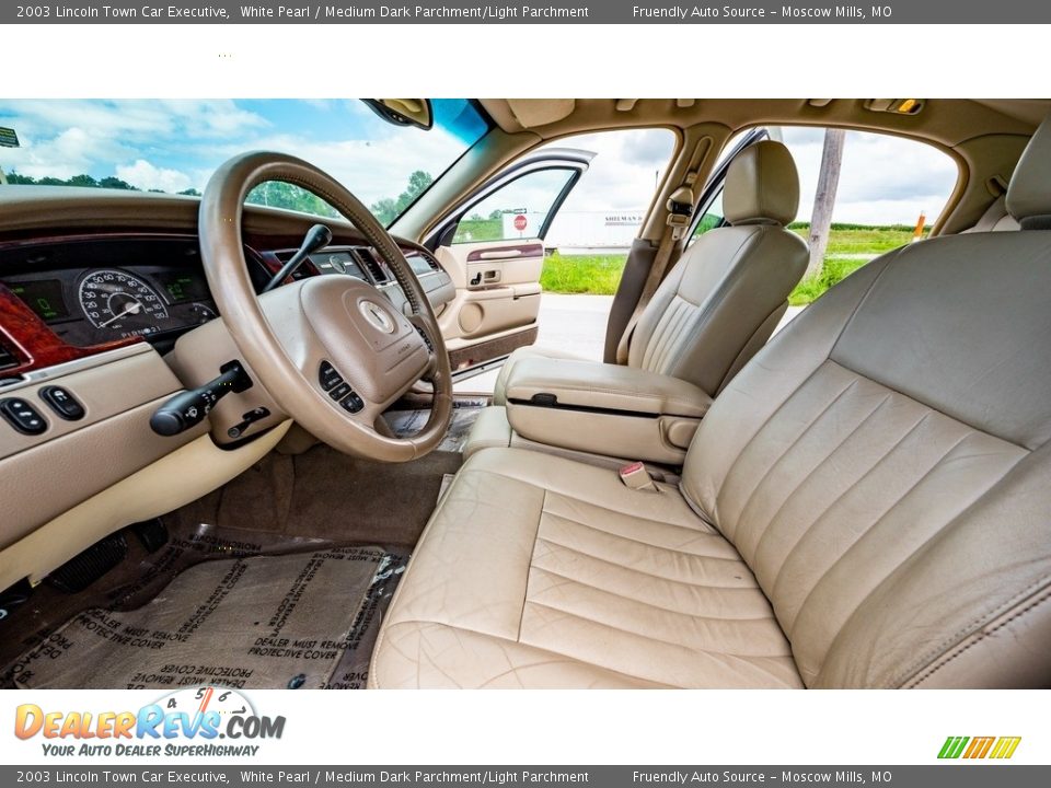 2003 Lincoln Town Car Executive White Pearl / Medium Dark Parchment/Light Parchment Photo #18