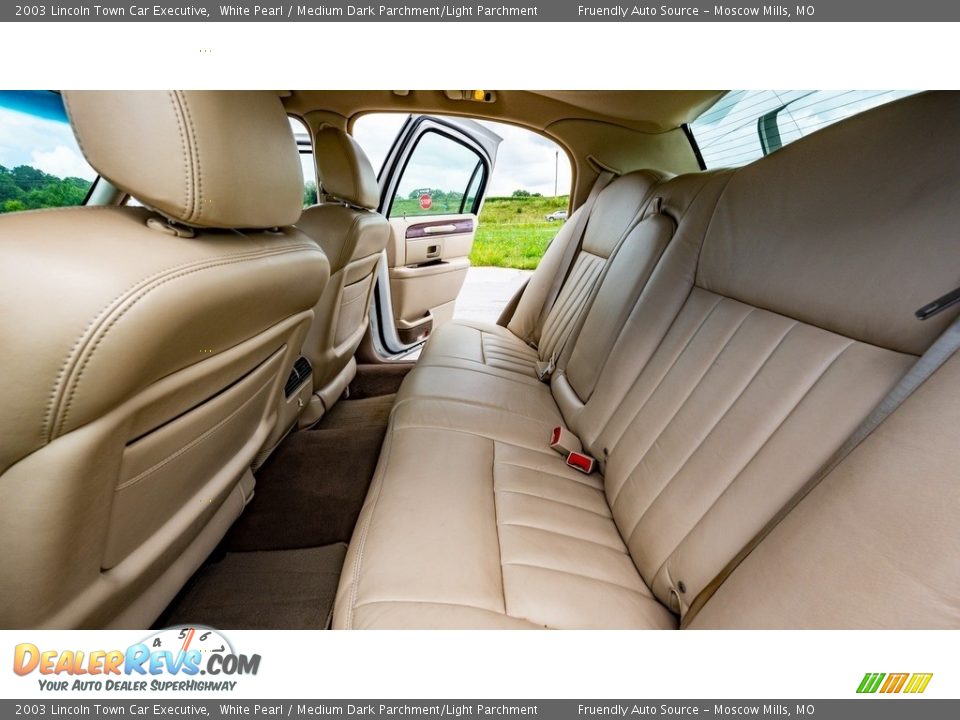 2003 Lincoln Town Car Executive White Pearl / Medium Dark Parchment/Light Parchment Photo #20