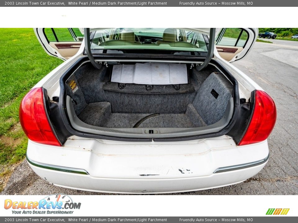 2003 Lincoln Town Car Executive White Pearl / Medium Dark Parchment/Light Parchment Photo #21