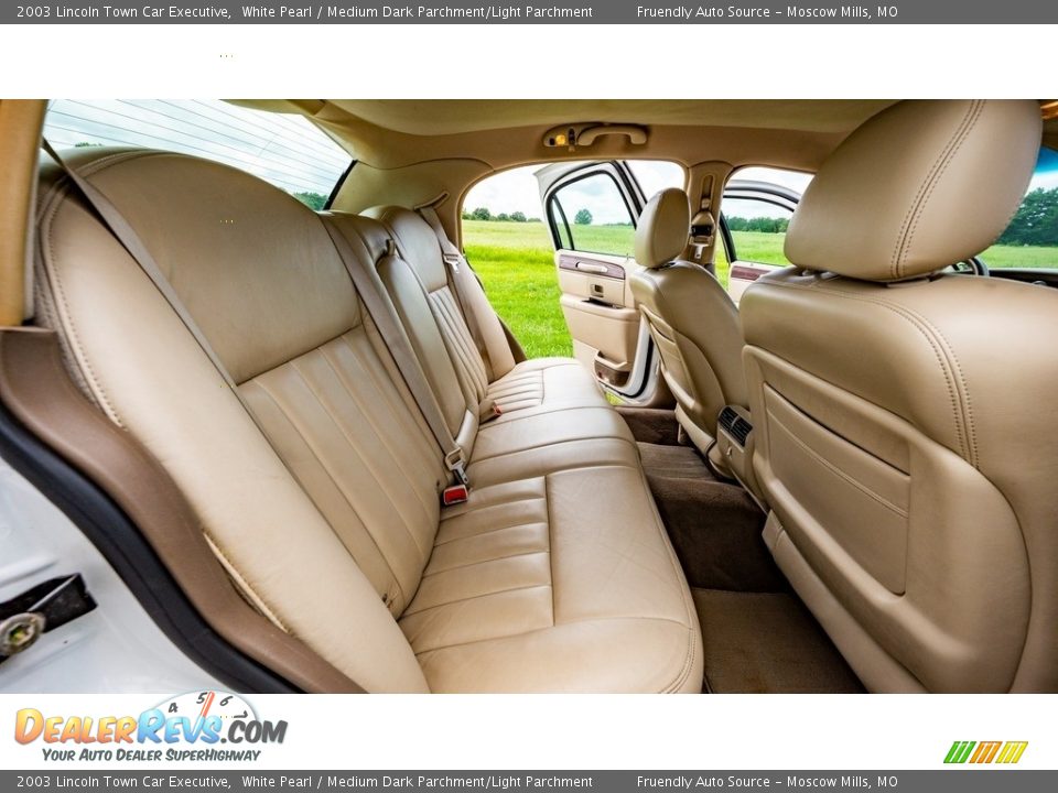 2003 Lincoln Town Car Executive White Pearl / Medium Dark Parchment/Light Parchment Photo #22