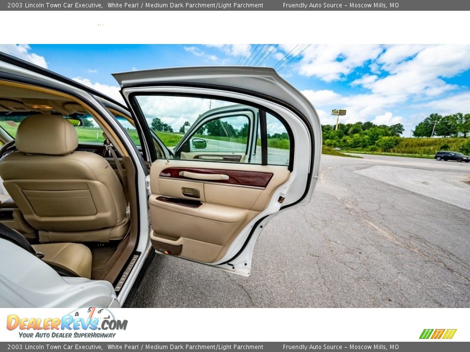 2003 Lincoln Town Car Executive White Pearl / Medium Dark Parchment/Light Parchment Photo #23