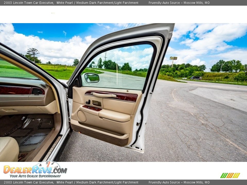 2003 Lincoln Town Car Executive White Pearl / Medium Dark Parchment/Light Parchment Photo #24