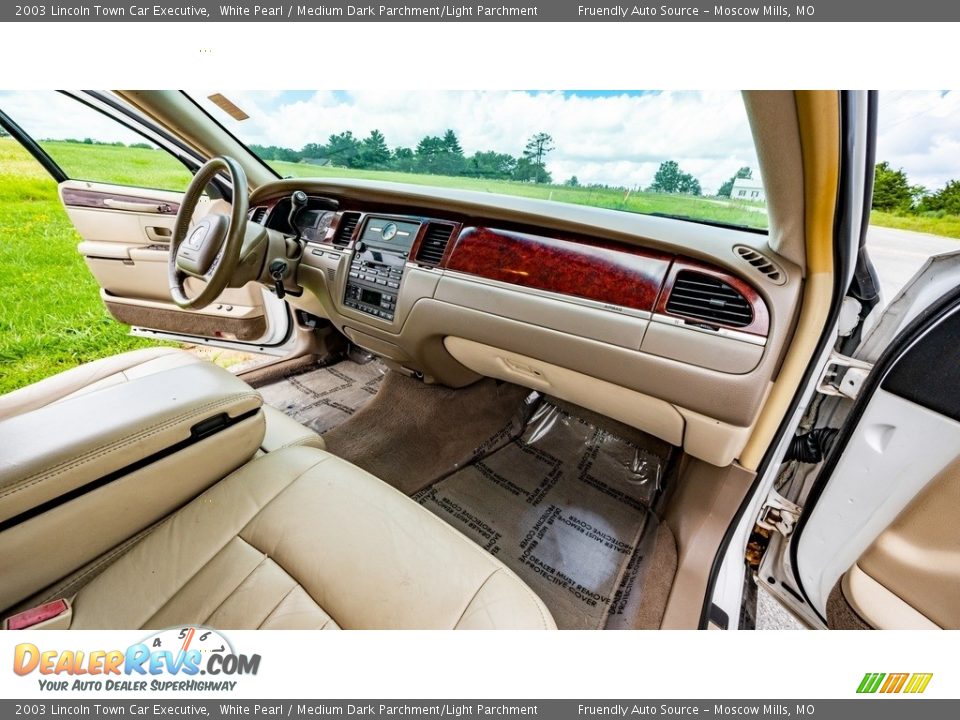 2003 Lincoln Town Car Executive White Pearl / Medium Dark Parchment/Light Parchment Photo #25