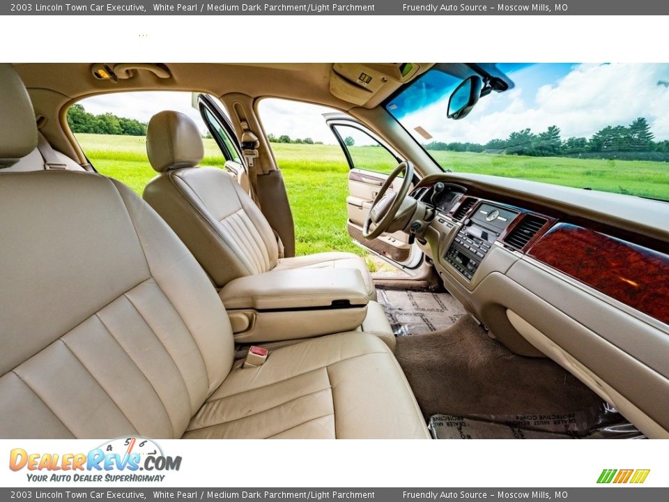 2003 Lincoln Town Car Executive White Pearl / Medium Dark Parchment/Light Parchment Photo #26