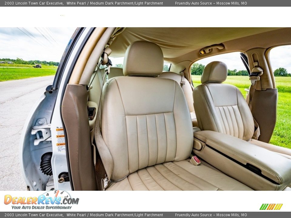 2003 Lincoln Town Car Executive White Pearl / Medium Dark Parchment/Light Parchment Photo #27