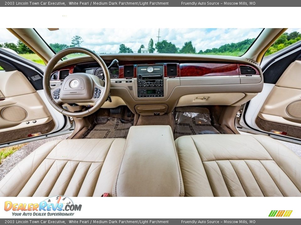 2003 Lincoln Town Car Executive White Pearl / Medium Dark Parchment/Light Parchment Photo #28