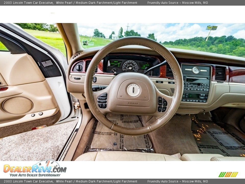 2003 Lincoln Town Car Executive White Pearl / Medium Dark Parchment/Light Parchment Photo #29