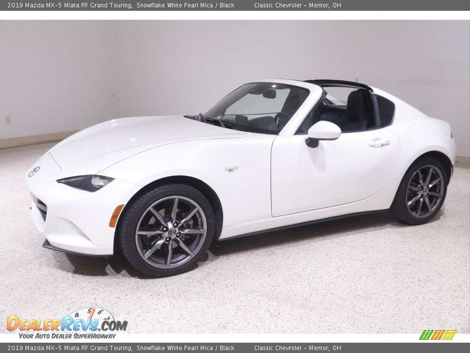 Front 3/4 View of 2019 Mazda MX-5 Miata RF Grand Touring Photo #4