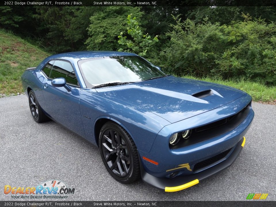 Front 3/4 View of 2022 Dodge Challenger R/T Photo #4