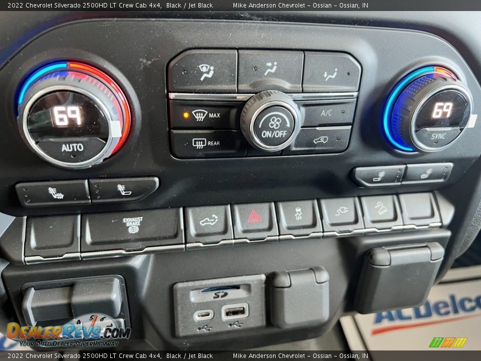 Controls of 2022 Chevrolet Silverado 2500HD LT Crew Cab 4x4 Photo #32