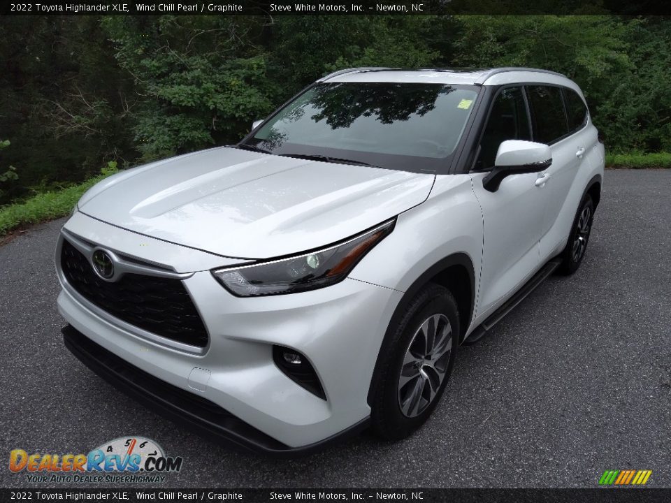 2022 Toyota Highlander XLE Wind Chill Pearl / Graphite Photo #3